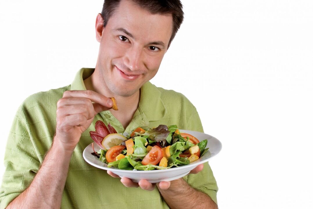Mann, der Gemüsesalat für die Potenz isst
